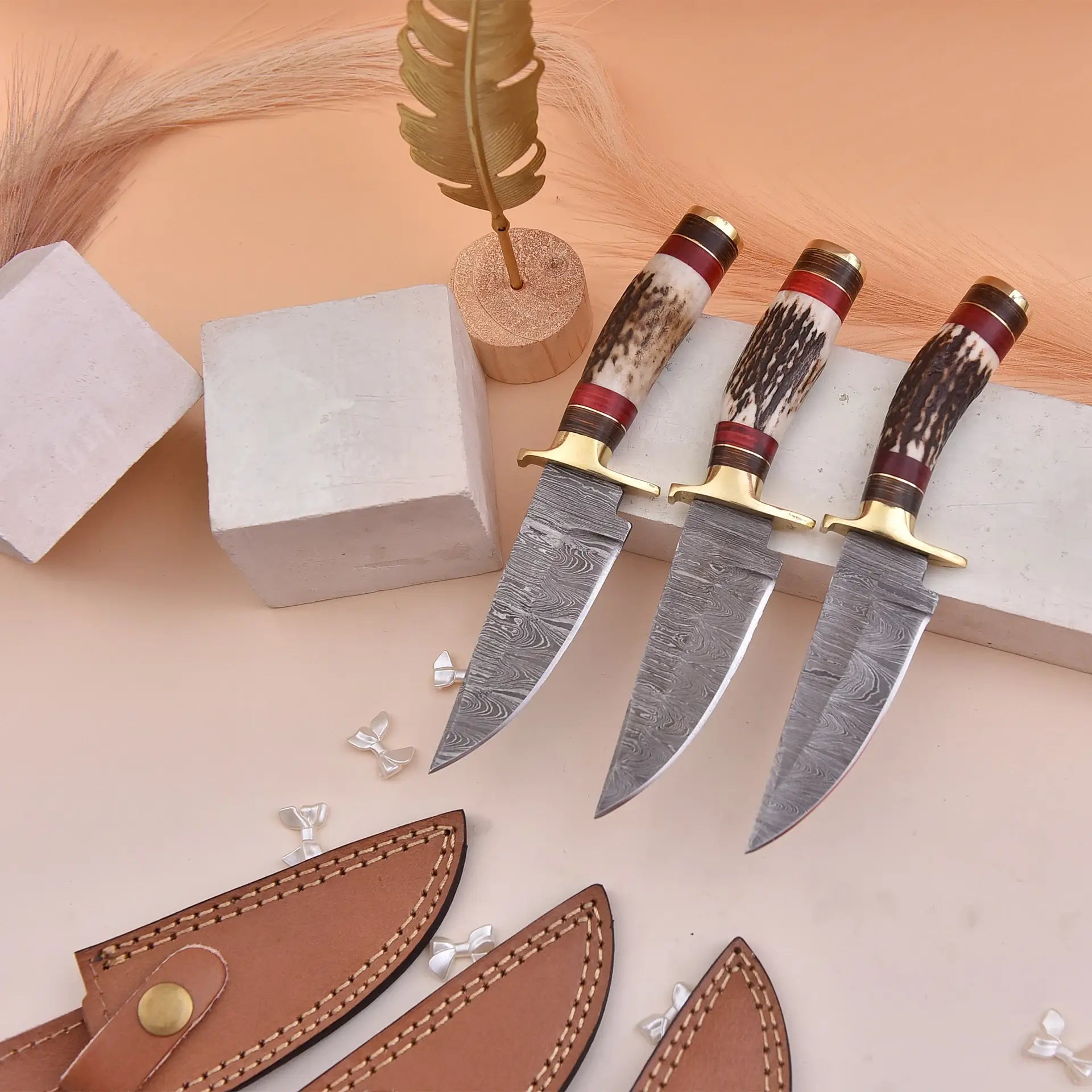 8' Damascus knife with leather sheath, Horn handle